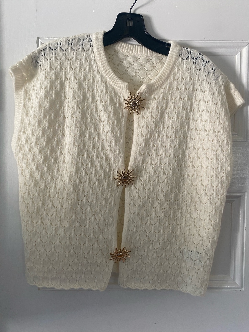 Source Unknown Cream Knit Short Sleeve Cardigan with Gold Sunburst Buttons